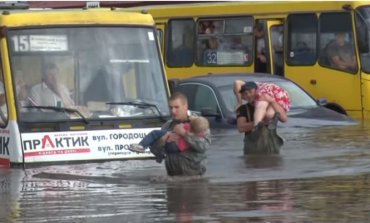 Во Львове спасатели эвакуировали людей из затопленных маршруток