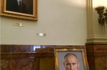 В США советник законодателя наказан из-за портрета Путина