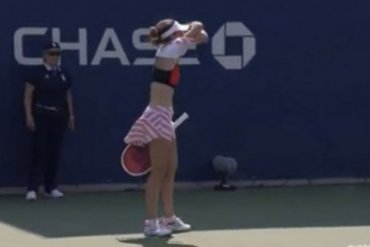 На US Open оштрафовали французскую теннисистку за раздевание на корте