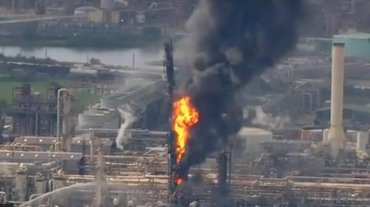 На нефтеперерабатывающем заводе в Техасе пожар