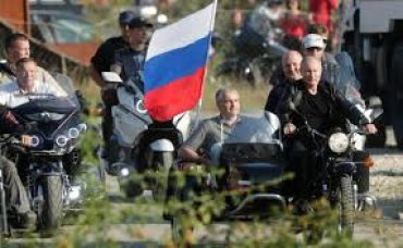 Путин за рулем мотоцикла приехал на байк-шоу в Крыму
