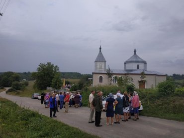 В Хмельницкой области титушки помешали верянам ПЦУ попасть в церковь