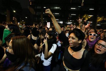 Тысячи женщин вышли на протест в Мехико