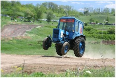 Российский чиновник украл трактор