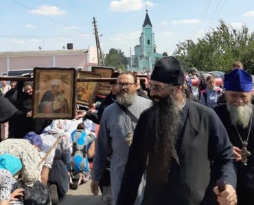 Начались многодневные крестные хода в Почаевскую лавру