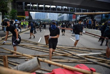 В Гонконге возобновились столкновения между полицейскими и протестующими