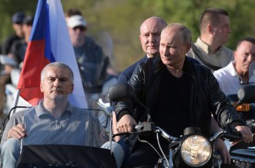ГИБДД отказалась штрафовать Путина за езду на мотоцикле без шлема