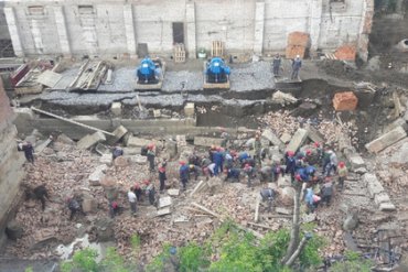 В Новосибирске на людей обрушилась стена строящегося здания