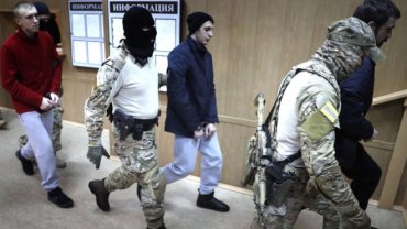 Захваченные Россией украинские моряки уже в Киеве