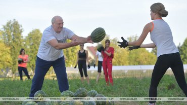 Лукашенко с красивыми девушками собрал арбузы
