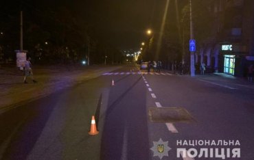 В Каменском автомобиль на переходе сбил трех пешеходов: погиб ребенок