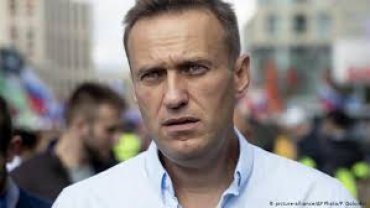 Навальный после отравления находится без сознания в реанимации