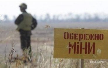 Двое военнослужащих подорвались на противопехотной мине на Донбассе