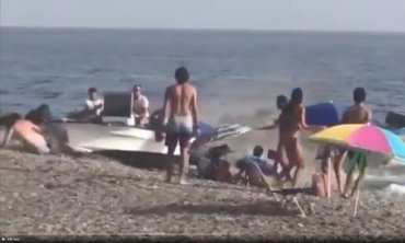 В Испании отдыхающие задержали на пляже наркокурьеров