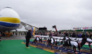 Украинские силачи установили мировой рекорд, протащив крупнейший в мире самолет
