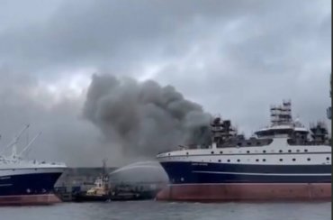 У Санкт-Петербурзі на верфі потужно спалахнув недобудований траулер. Відео