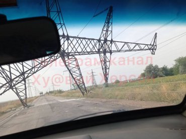 На Херсонщині раптом впали електроопори лінії від Запорізької АЕС до Криму