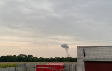 Під Бердянськом прогримів потужний вибух: валить дим