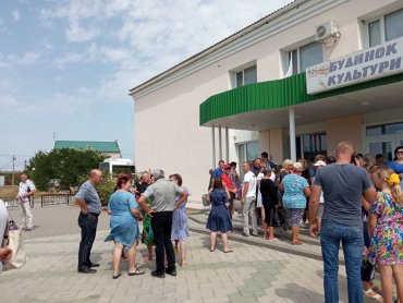 У курортній Кирилівці окупанти відзначали день прапора РФ зі старим Харатьяном та дивною масовкою