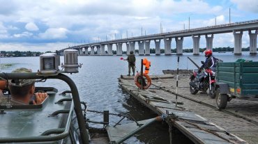 Окупанти будують плавучий міст поряд з пошкодженим Антонівським у Херсоні