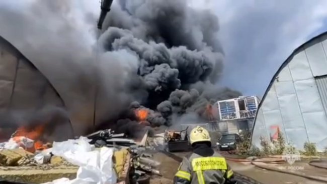 Под Москвой масштабный пожар: горят склады