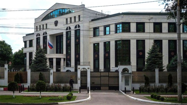У Кишиневі автомобіль протаранив російське посольство