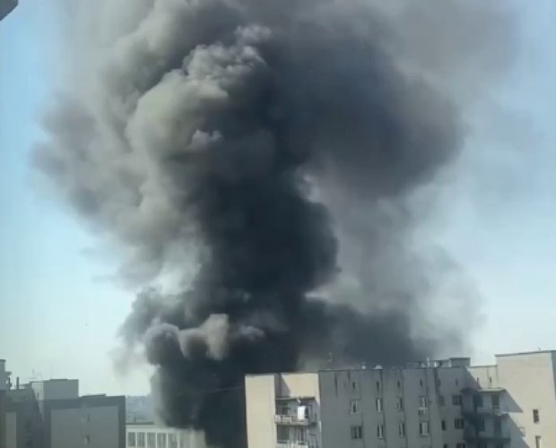 У Києві пролунали вибухи: в небо здійнявся величезний стовп диму