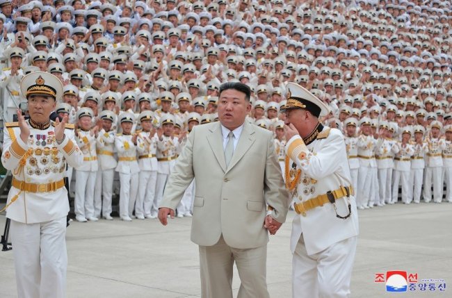 Ким Чен Ын с дочерью проинспектировал командование ВМС: надо готовиться к войне