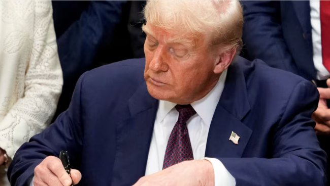 Трамп запровадив тарифи для десятків країн, уклавши угоди з Великою Британією та ЄС
