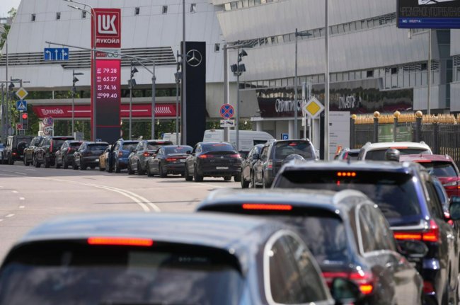У Росії знову дефіцит пального: регіони вводять обмеження після українських ударів по НПЗ – Bloomberg