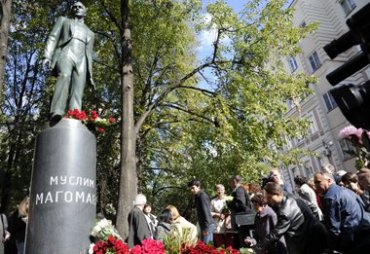 Памятник Муслиму Магомаеву в Москве открыт