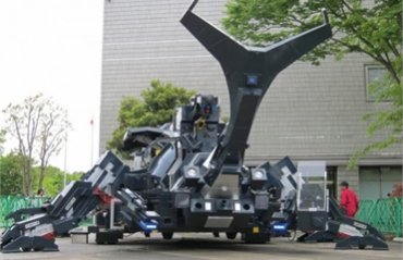 Японец сконструировал гигантского жука-робота