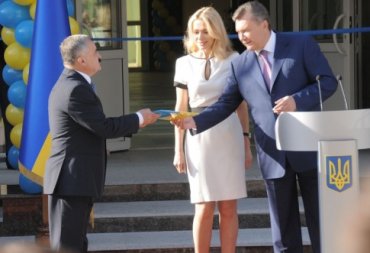 Янукович на открытии школы в Киеве обнимал Ольгу Сумскую