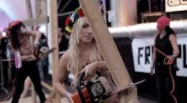 FEMEN показали голландцам мастер-класс по спиливанию крестов