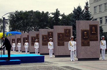 В Днепропетровске установили барельефы Брежнева и Кучмы