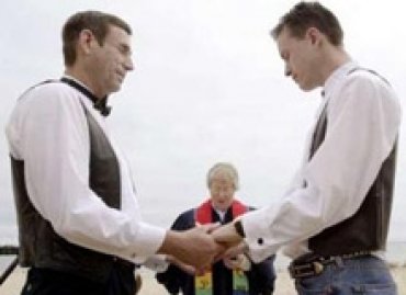 После легализации «однополых браков» священников в Англии могут судить за отказ венчать геев