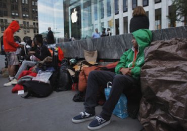 Первый в очереди за iPhone 5 в Нью-Йорке стоит уже более недели