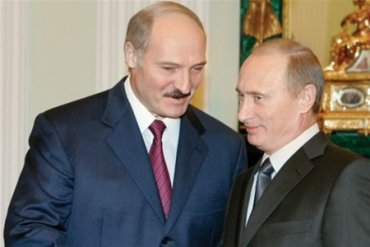 Лукашенко попросил Россию о защите
