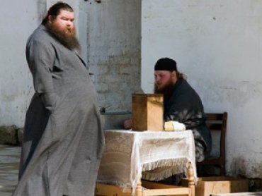 В России судят настоятеля храма, вытолкавшего на улицу прихожанку