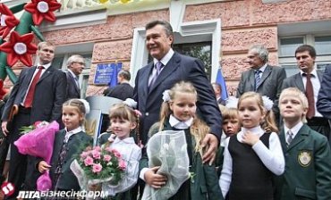 В школу с Януковичем пришли сотни милиционеров, а дети только мешали