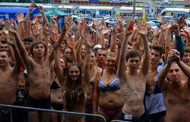 Полторы сотни молодых киевлян разделись до трусов ради бесплатного шопинга