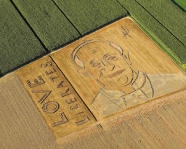 Итальянский фермер с помощью трактора нарисовал на поле гигантский портрет Папы Франциска