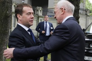 Медведев обещает закрыть для Украины Таможенный союз