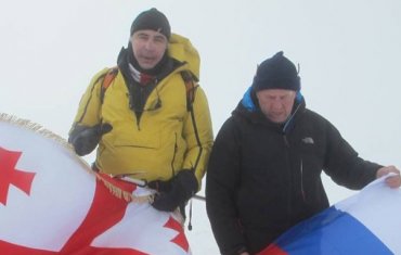 Саакашвили покорил вершину Казбека