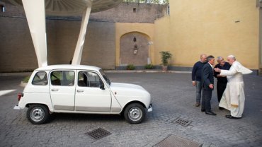 Папе Франциску подарили страрый Renault