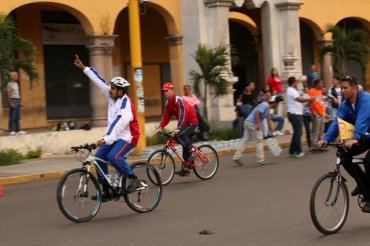 Президент Венесуэлы во время велопробега упал с велосипеда