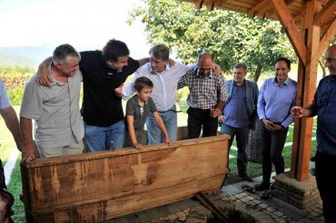 Ющенко в гостях у Саакашвили давил ногами виноград