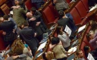 Депутаты занялись содомией прямо на заседании парламента – в поддержку сексменьшинств