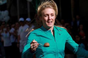 Олимпийская чемпионка установила мировой рекорд в забеге с яйцом