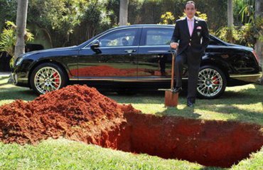 Миллионер из Бразилии похоронил свой Bentley, чтобы ездить на том свете